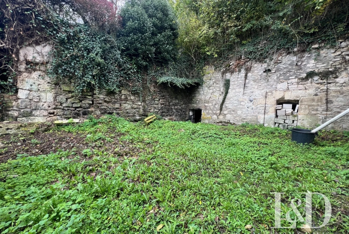 Maison en pierre à Villers-Cotterêts, rénovation à prévoir, terrain clos 150 m² 