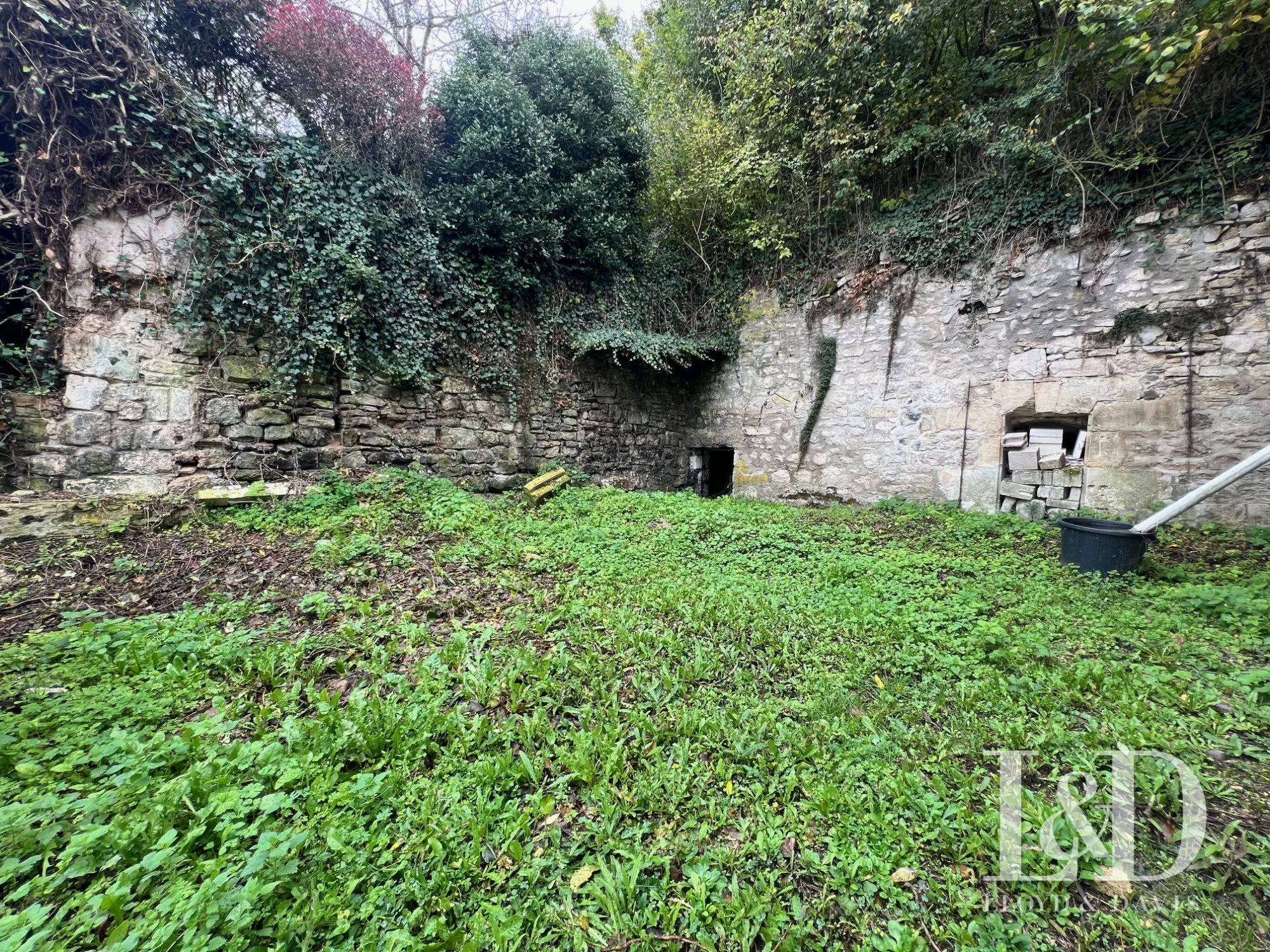 Maison en pierre à Villers-Cotterêts, rénovation à prévoir, terrain clos 150 m² 