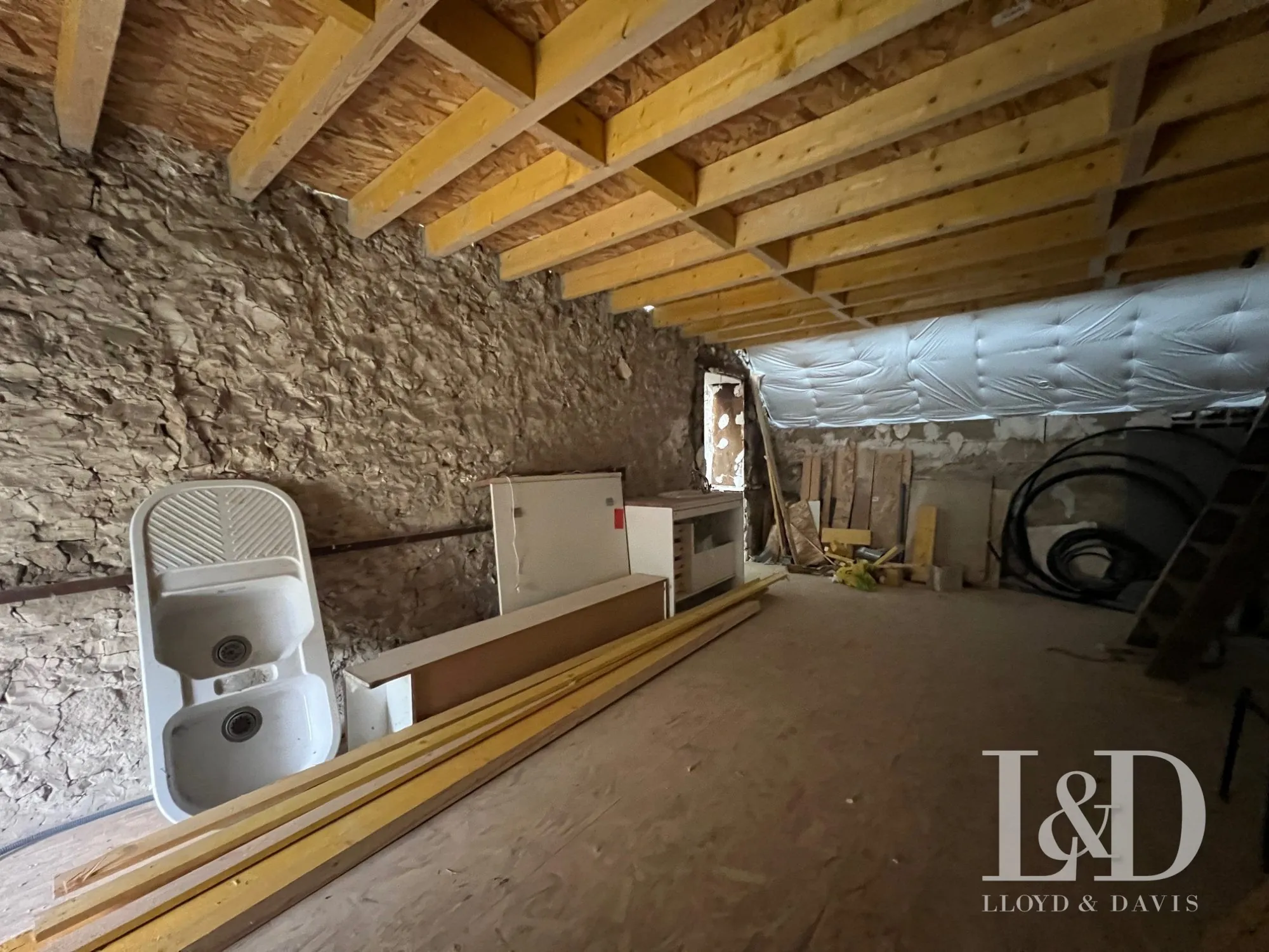 Maison en pierre à Villers-Cotterêts, rénovation à prévoir, terrain clos 150 m² 