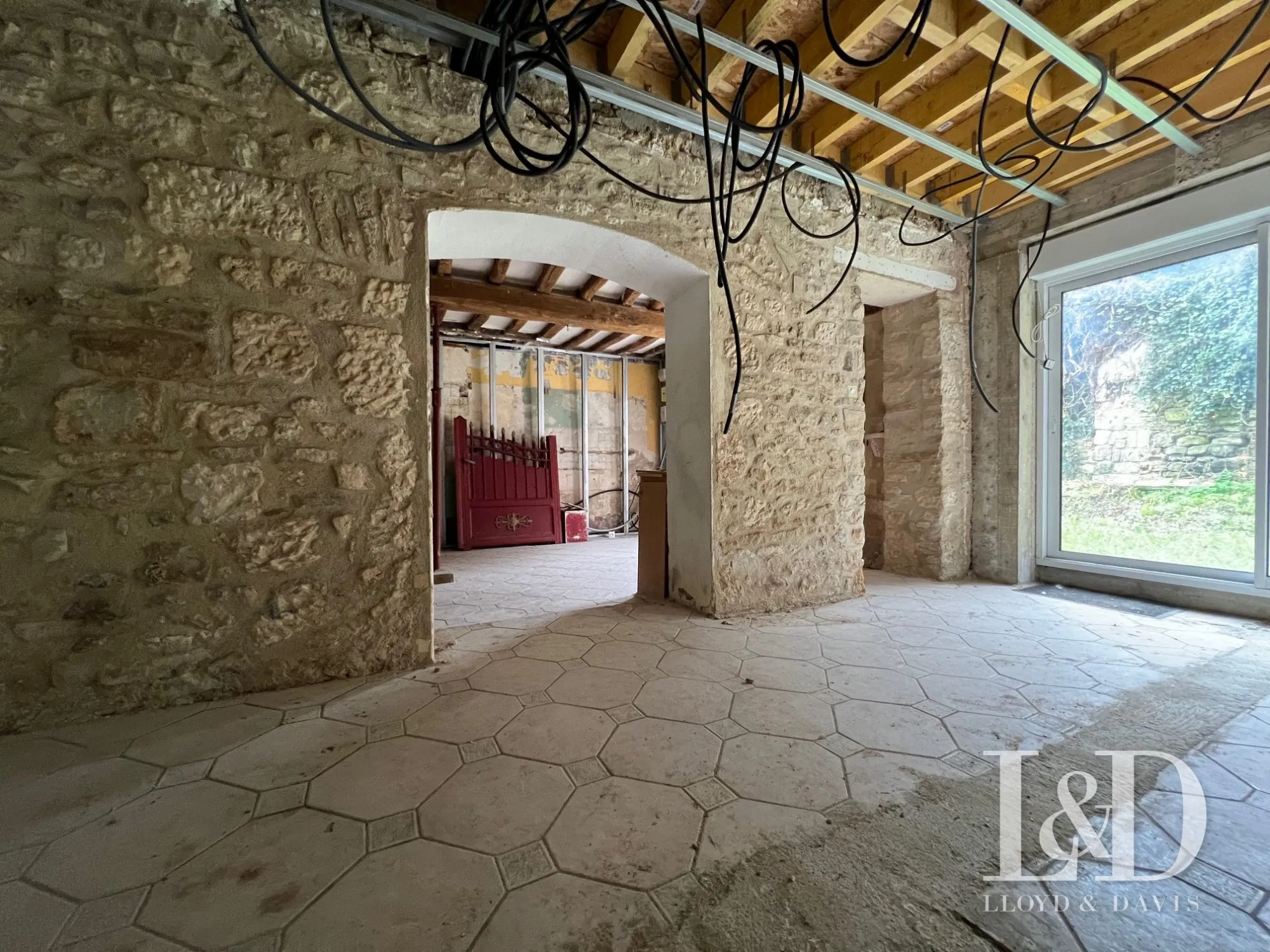 Maison en pierre à Villers-Cotterêts, rénovation à prévoir, terrain clos 150 m² 