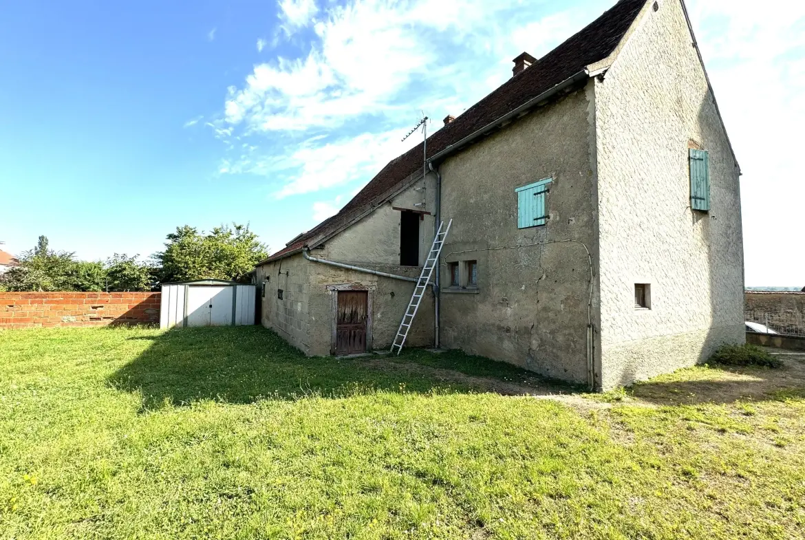 Maison à vendre de 95 m² au centre de Montceaux-l'Étoile - À rénover 