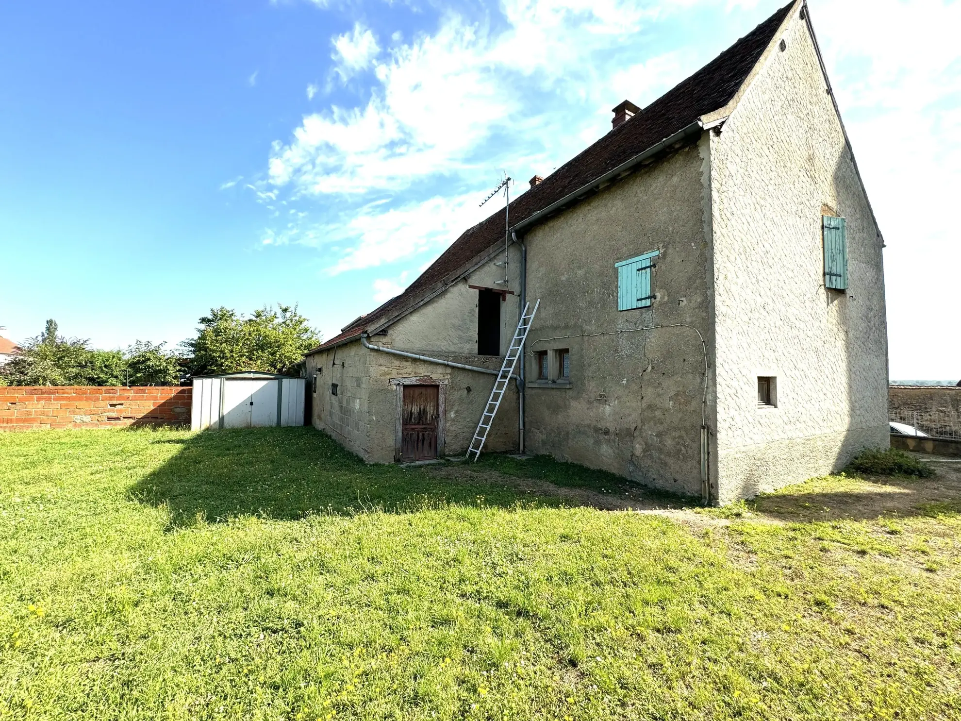Maison à vendre de 95 m² au centre de Montceaux-l'Étoile - À rénover 