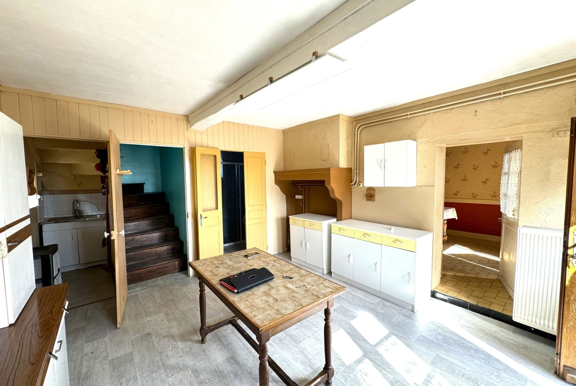 Maison à vendre de 95 m² au centre de Montceaux-l'Étoile - À rénover 