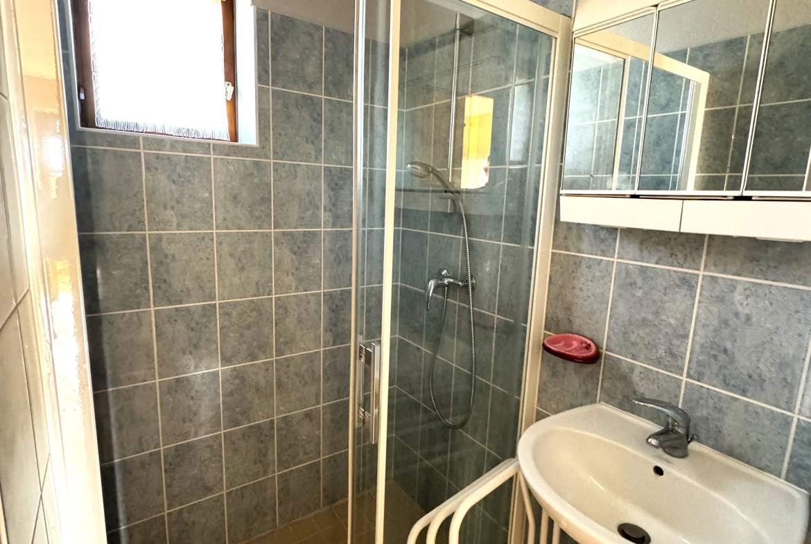 Maison à vendre de 95 m² au centre de Montceaux-l'Étoile - À rénover 