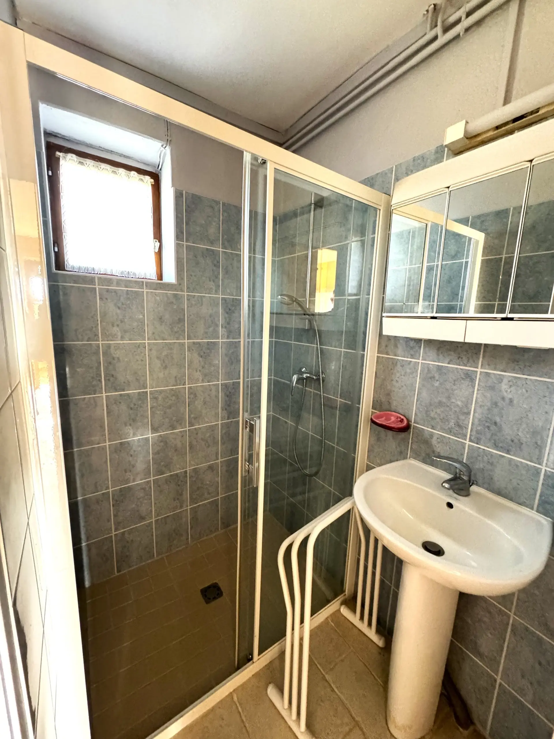 Maison à vendre de 95 m² au centre de Montceaux-l'Étoile - À rénover 