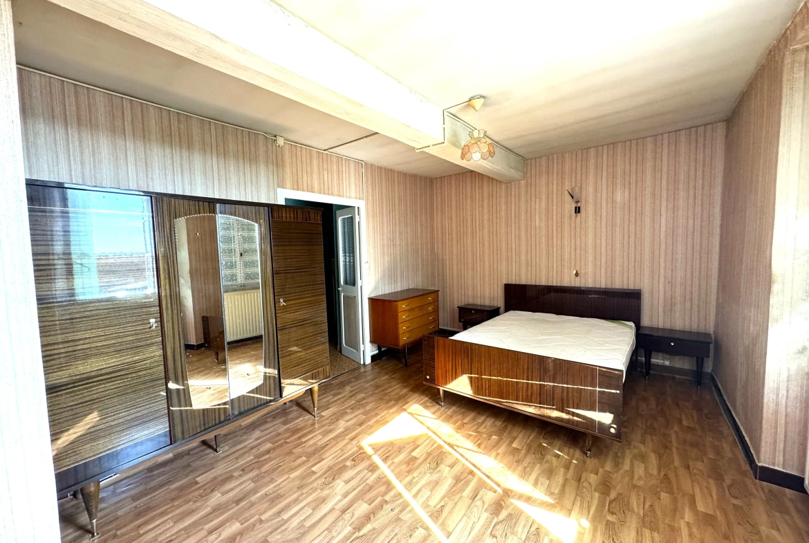 Maison à vendre de 95 m² au centre de Montceaux-l'Étoile - À rénover 