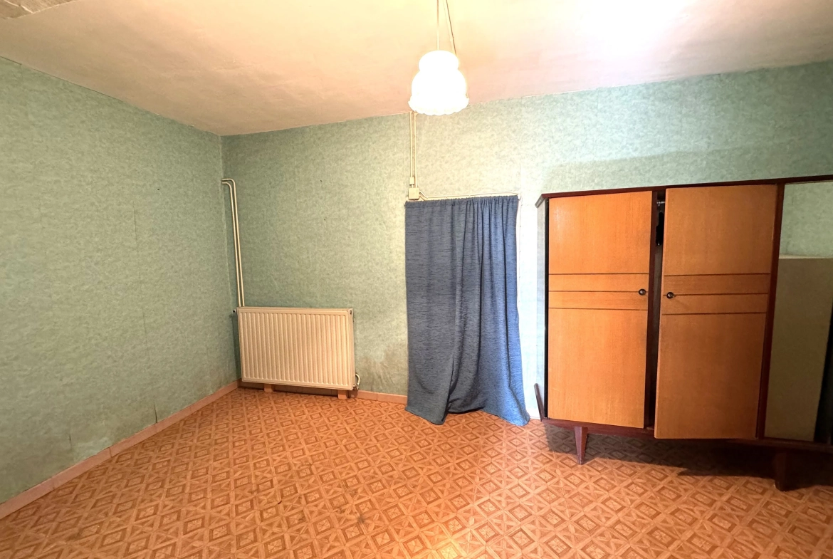 Maison à vendre de 95 m² au centre de Montceaux-l'Étoile - À rénover 