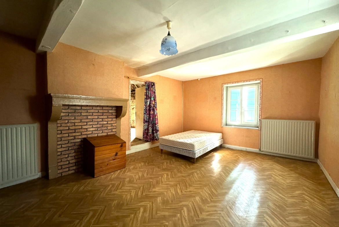 Maison à vendre de 95 m² au centre de Montceaux-l'Étoile - À rénover 