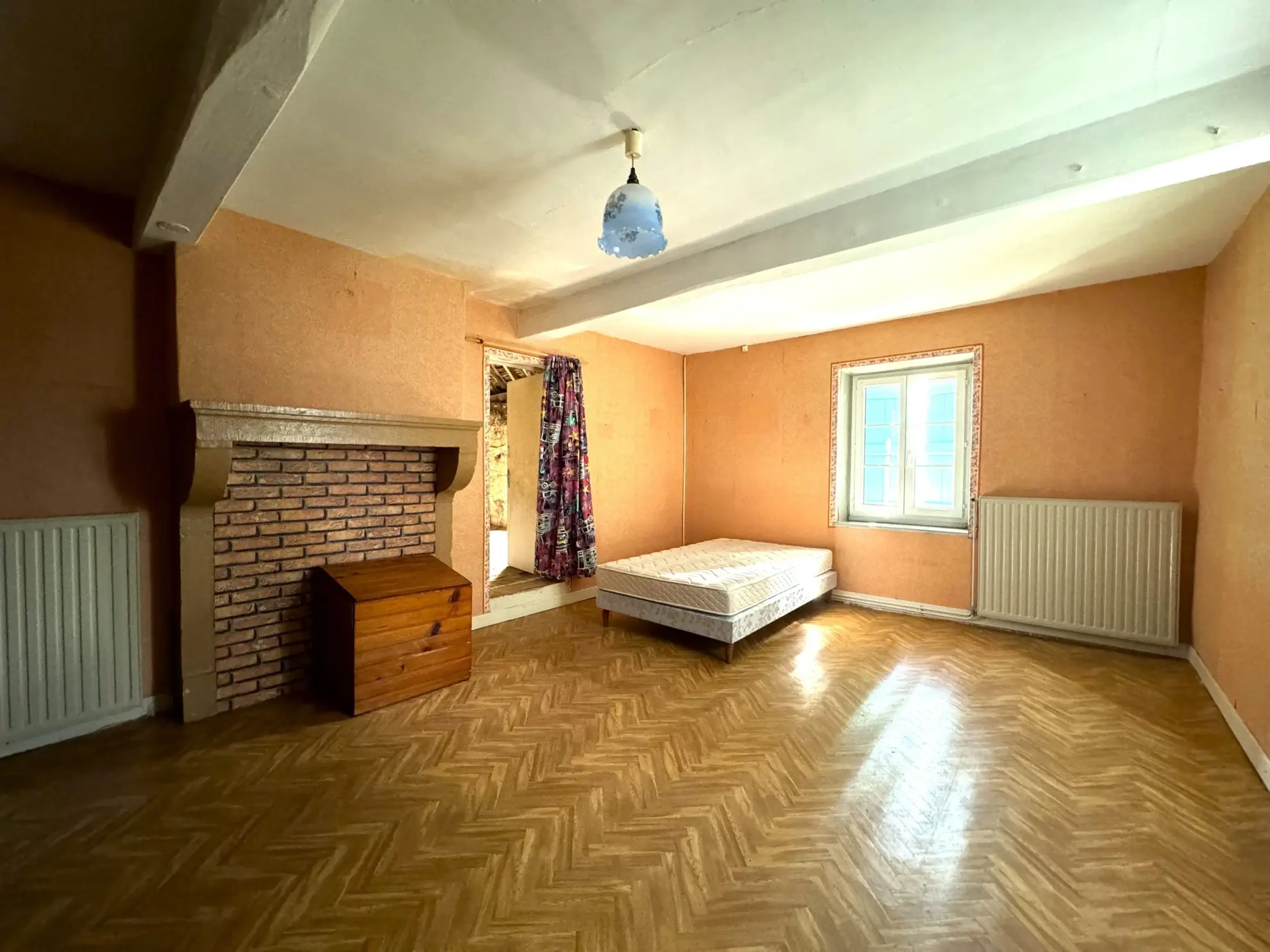 Maison à vendre de 95 m² au centre de Montceaux-l'Étoile - À rénover 