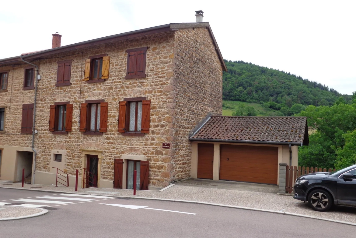 Spacieuse maison de village avec terrasse et grenier aménageable à Chambost-Allières 