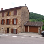 Spacieuse maison de village avec terrasse et grenier aménageable à Chambost-Allières