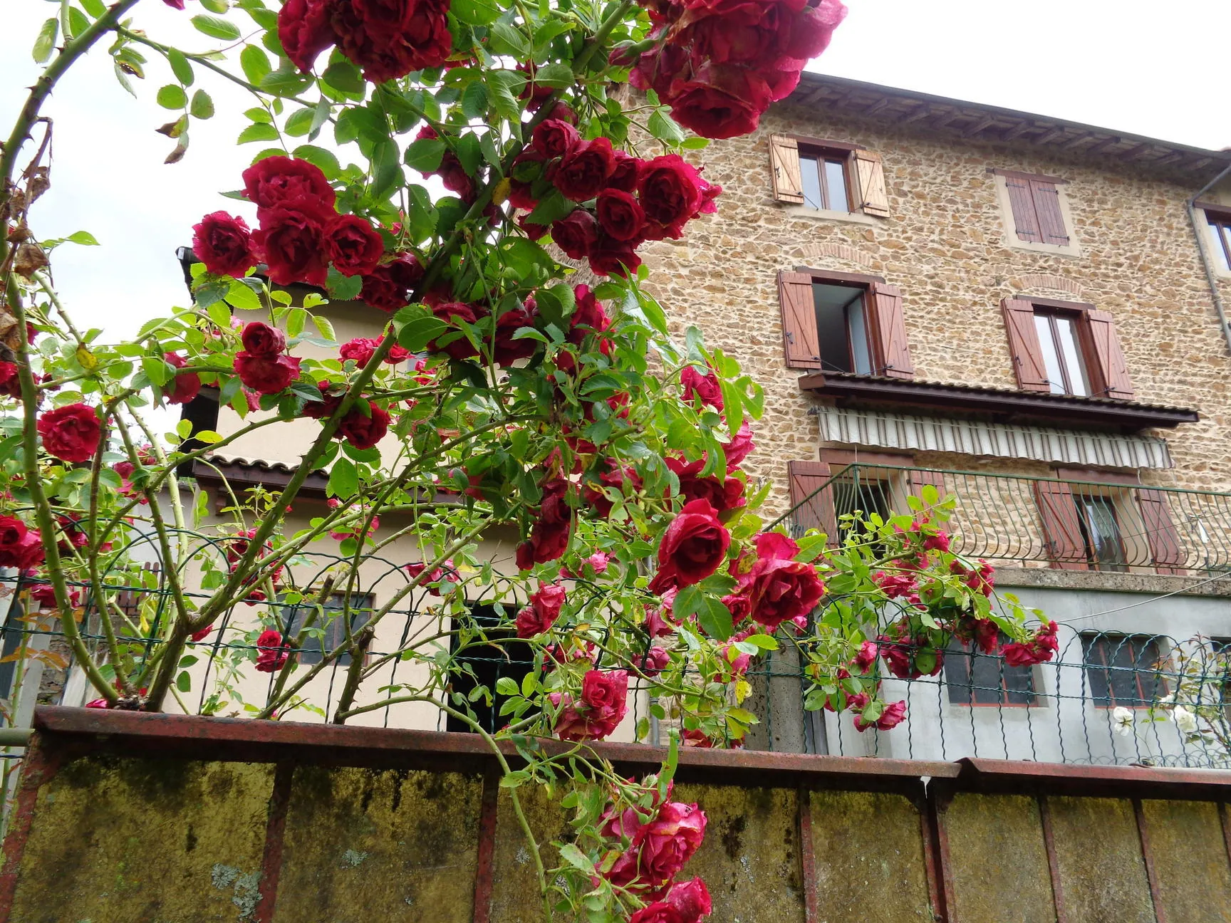 Spacieuse maison de village avec terrasse et grenier aménageable à Chambost-Allières 