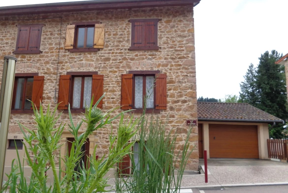 Spacieuse maison de village avec terrasse et grenier aménageable à Chambost-Allières 