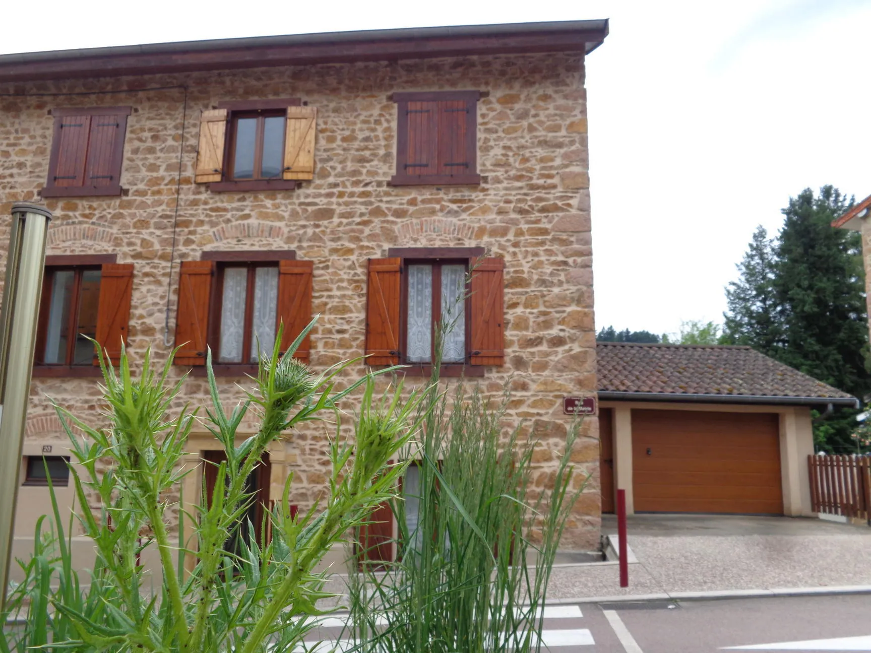 Spacieuse maison de village avec terrasse et grenier aménageable à Chambost-Allières 