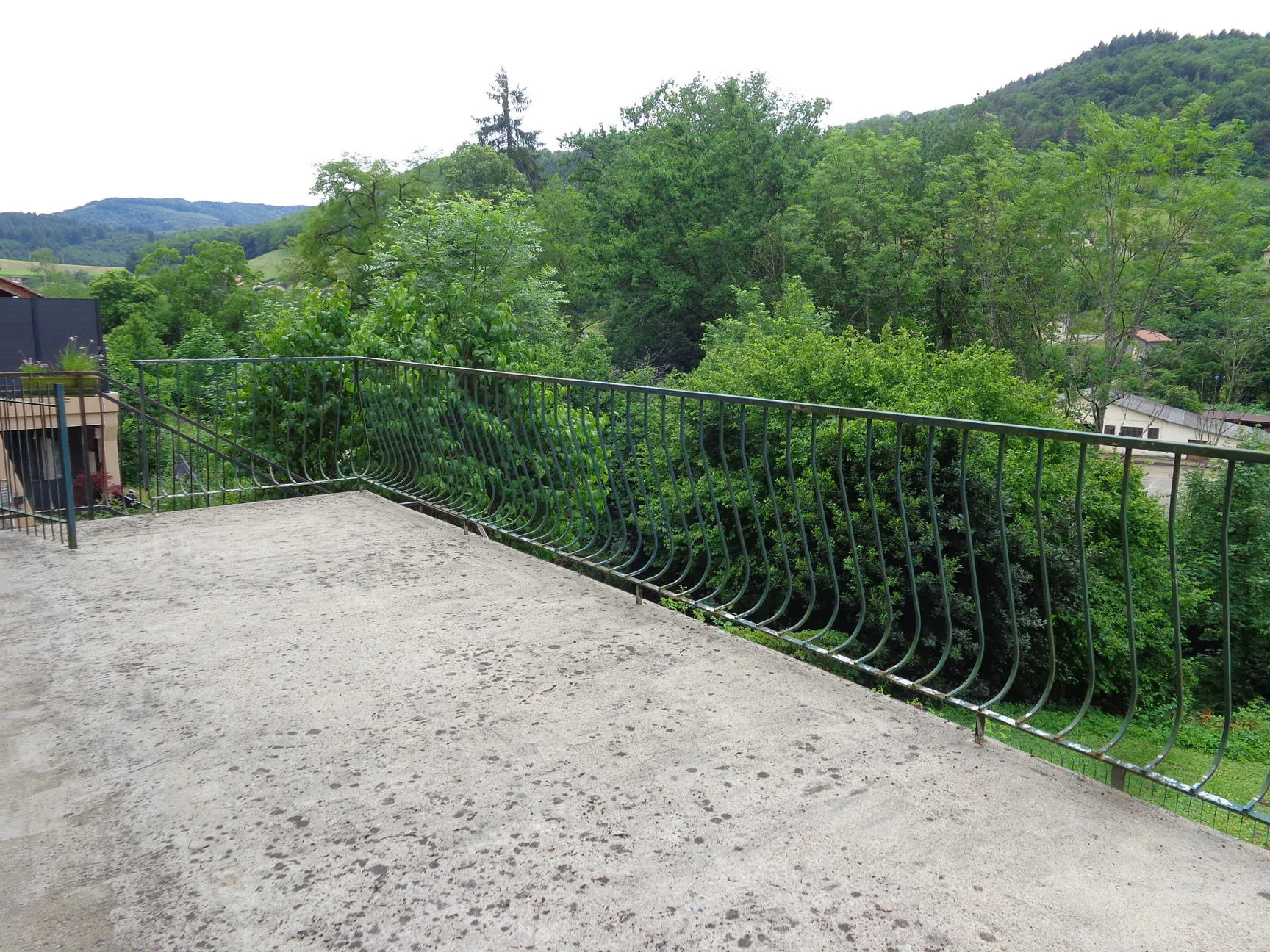 Spacieuse maison de village avec terrasse et grenier aménageable à Chambost-Allières 