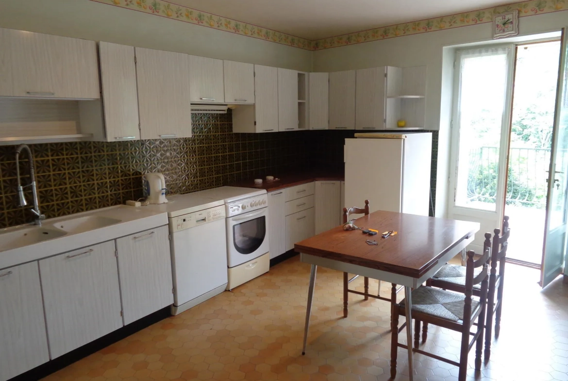 Spacieuse maison de village avec terrasse et grenier aménageable à Chambost-Allières 