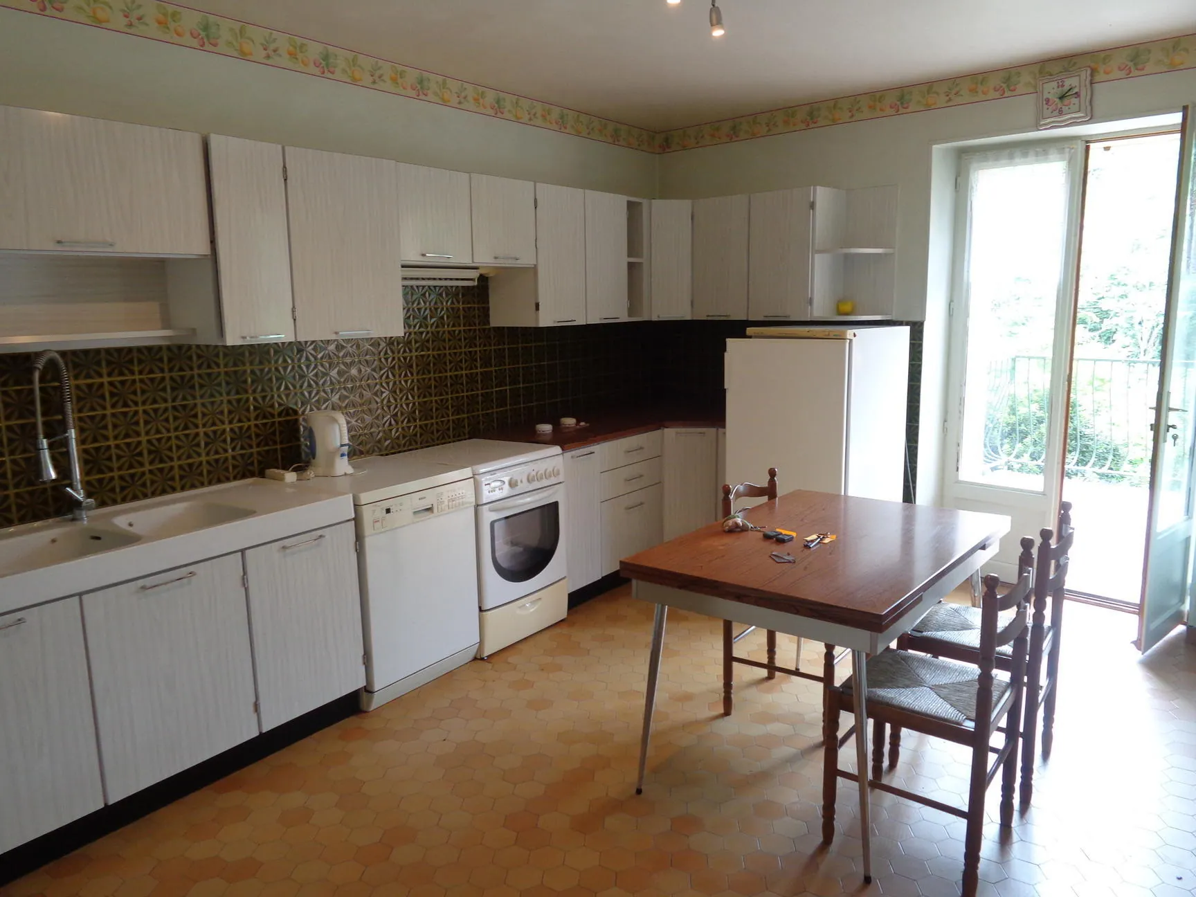 Spacieuse maison de village avec terrasse et grenier aménageable à Chambost-Allières 