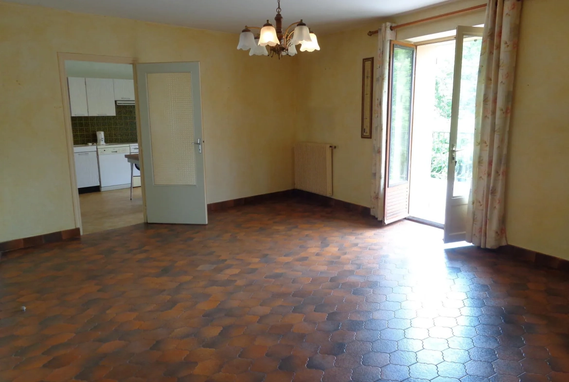 Spacieuse maison de village avec terrasse et grenier aménageable à Chambost-Allières 