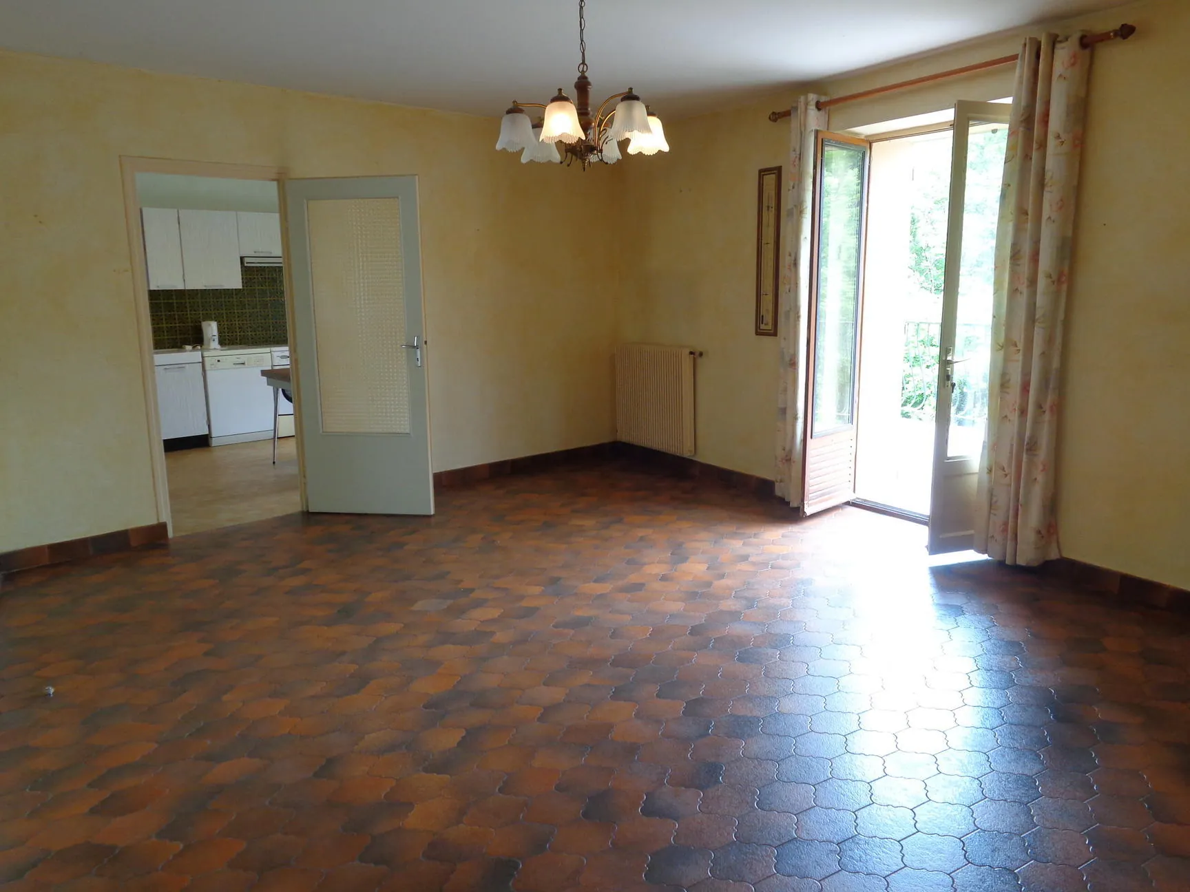 Spacieuse maison de village avec terrasse et grenier aménageable à Chambost-Allières 