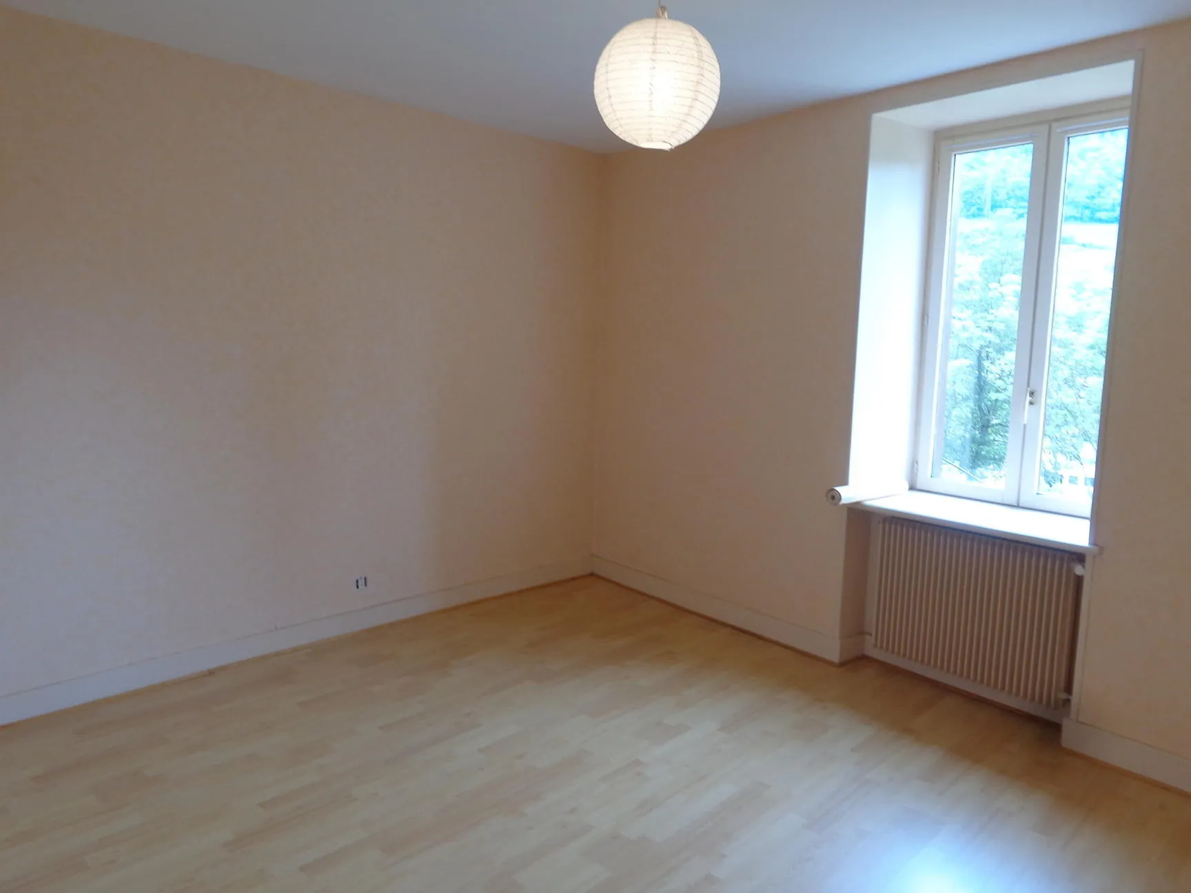 Spacieuse maison de village avec terrasse et grenier aménageable à Chambost-Allières 