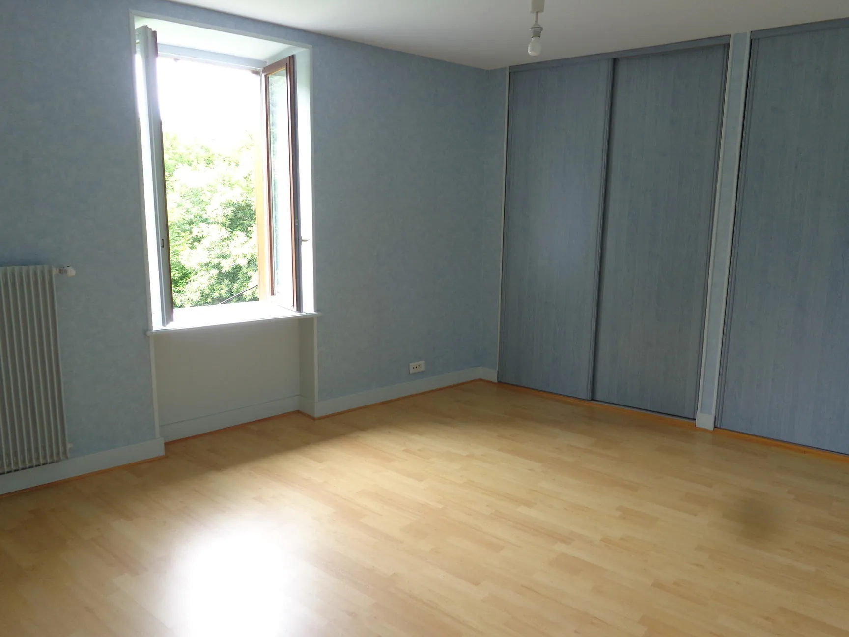 Spacieuse maison de village avec terrasse et grenier aménageable à Chambost-Allières 