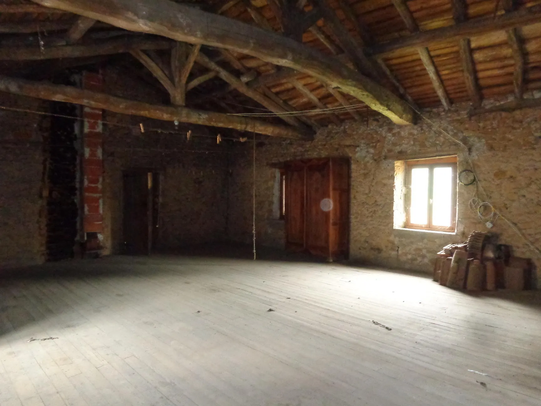 Spacieuse maison de village avec terrasse et grenier aménageable à Chambost-Allières 