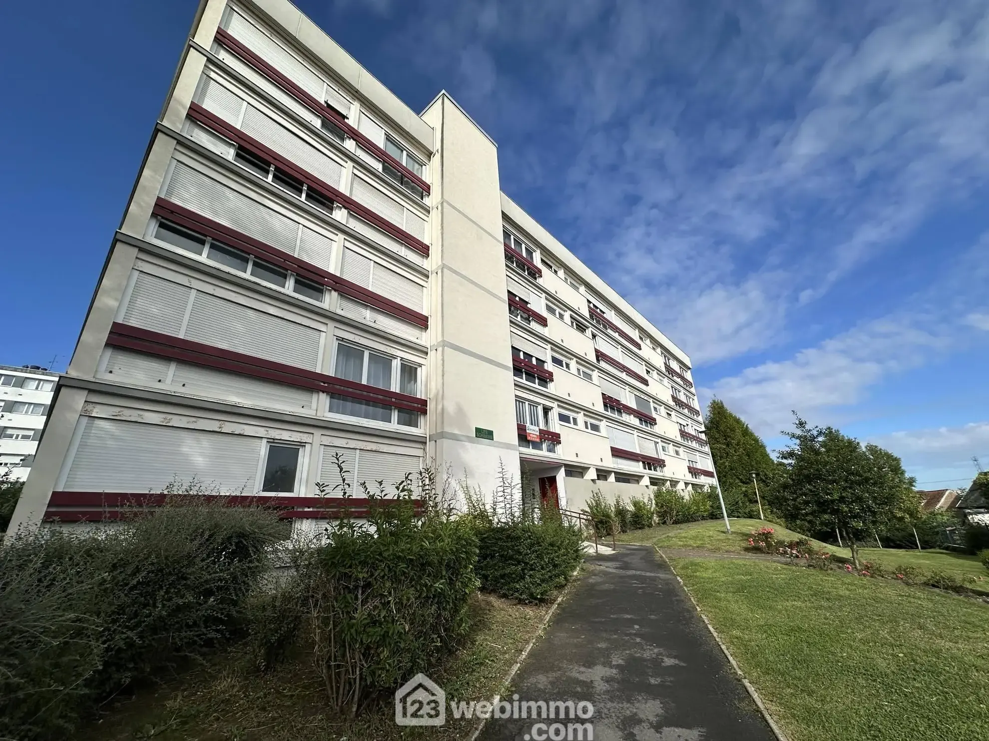 Studio meublé à Laon avec parking privé – Opportunité d'investissement 