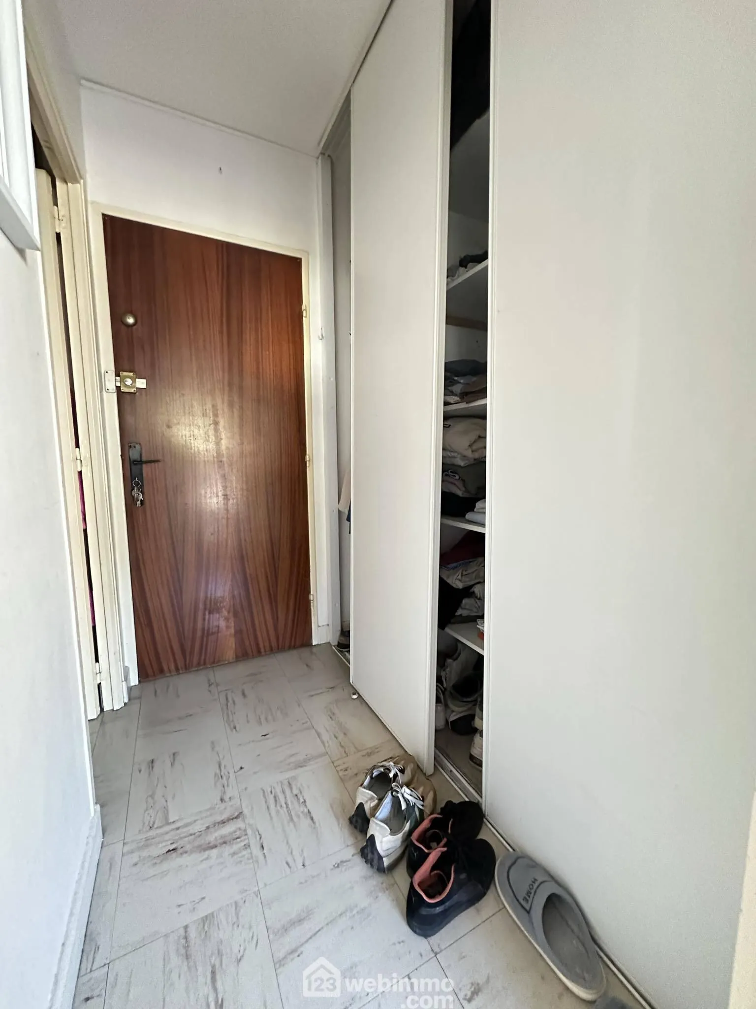 Studio meublé à Laon avec parking privé – Opportunité d'investissement 