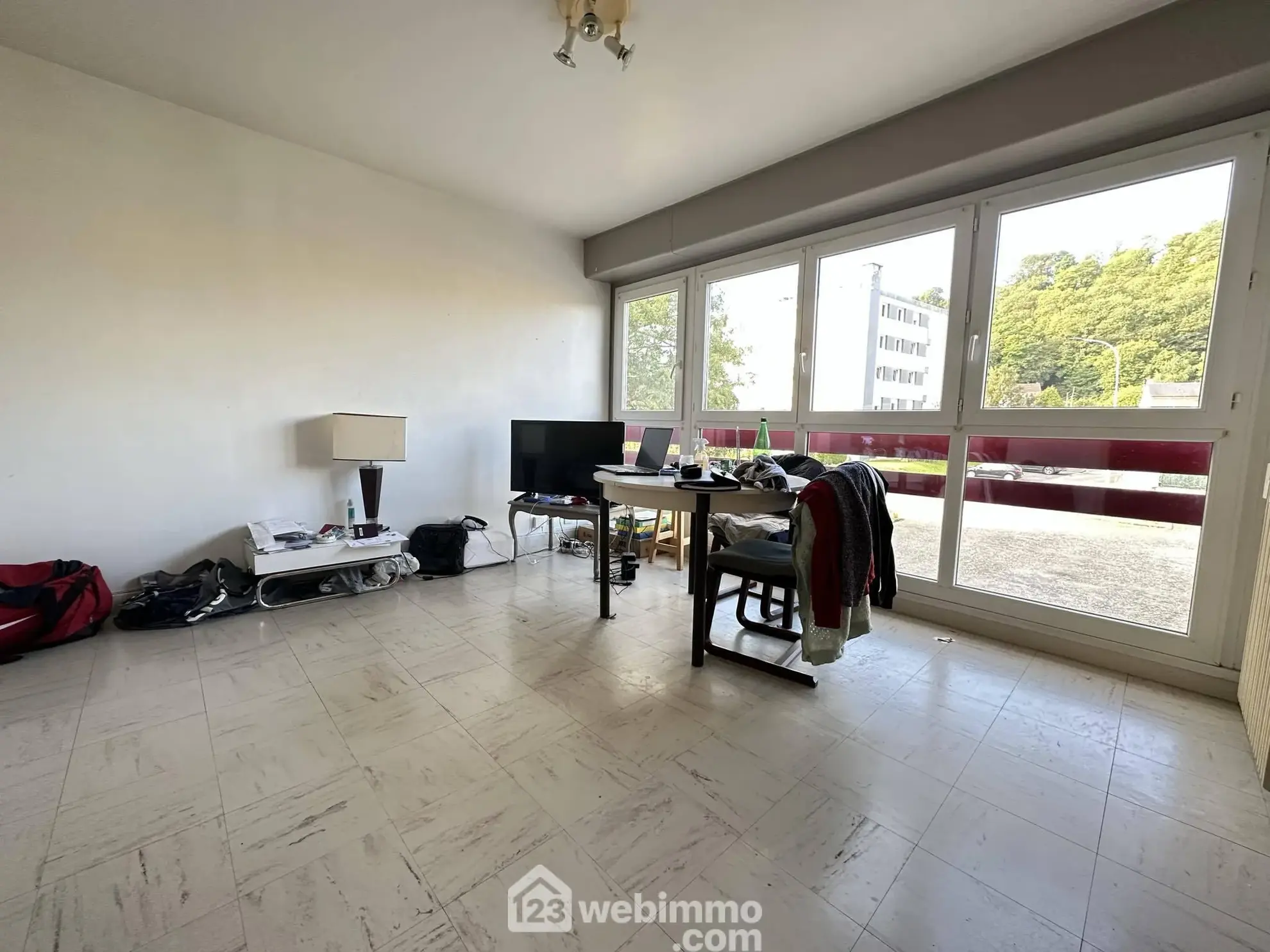 Studio meublé à Laon avec parking privé – Opportunité d'investissement 