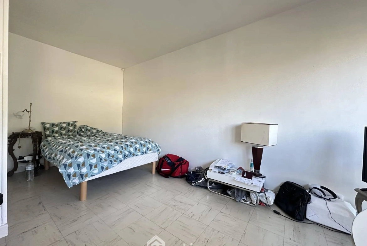 Studio meublé à Laon avec parking privé – Opportunité d'investissement 