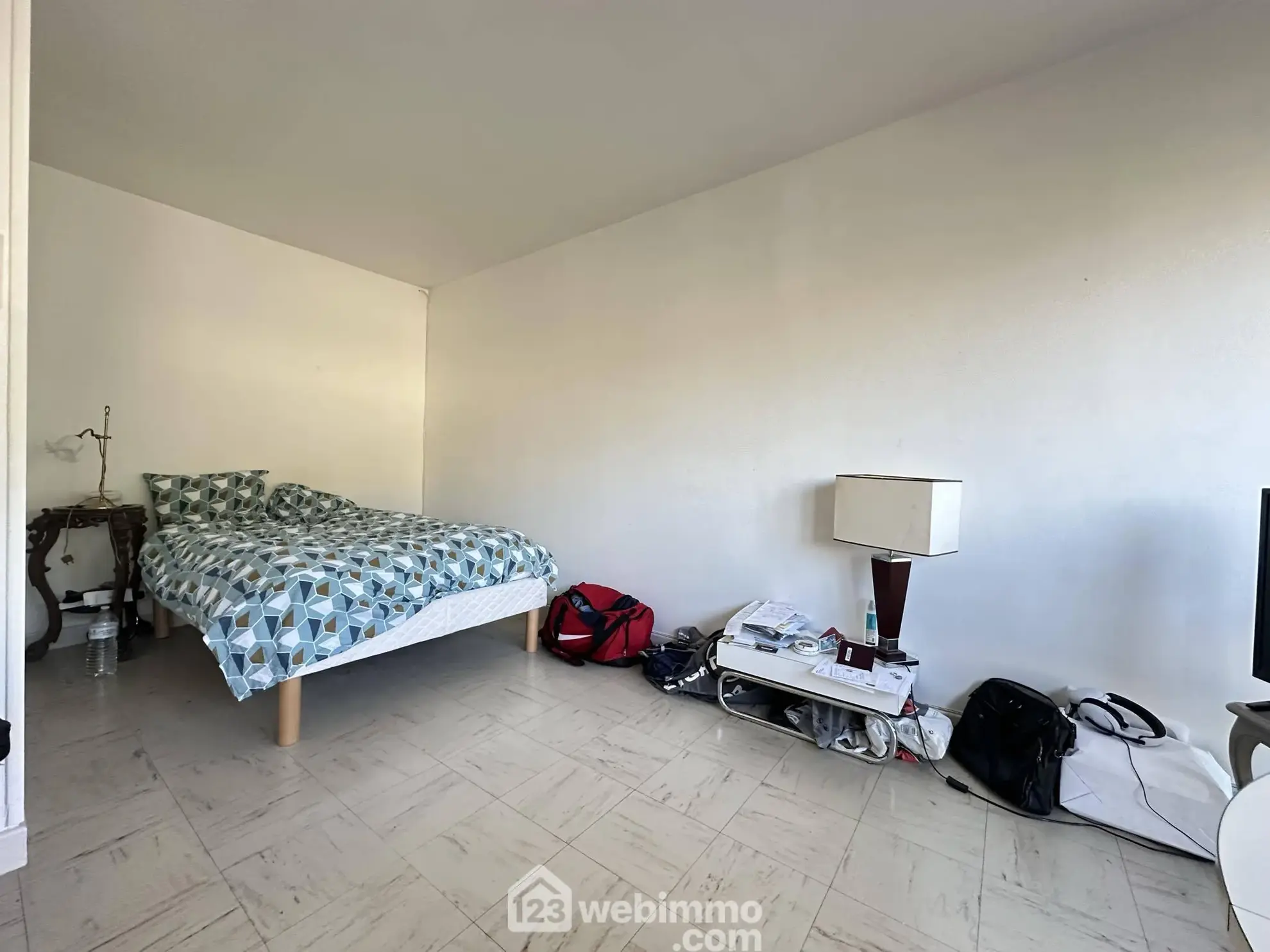 Studio meublé à Laon avec parking privé – Opportunité d'investissement 