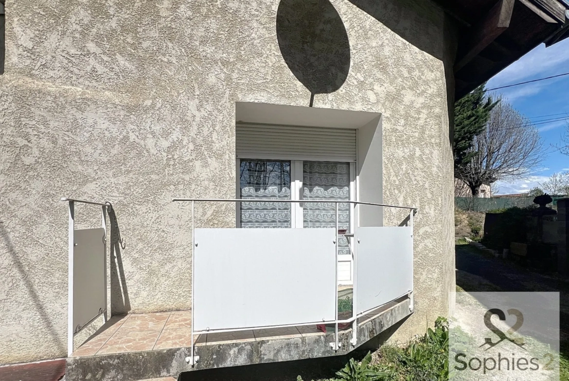 petite terrasse exposée sud Maison de ville atypique à Seyssins avec terrasse et rénovations récentes 