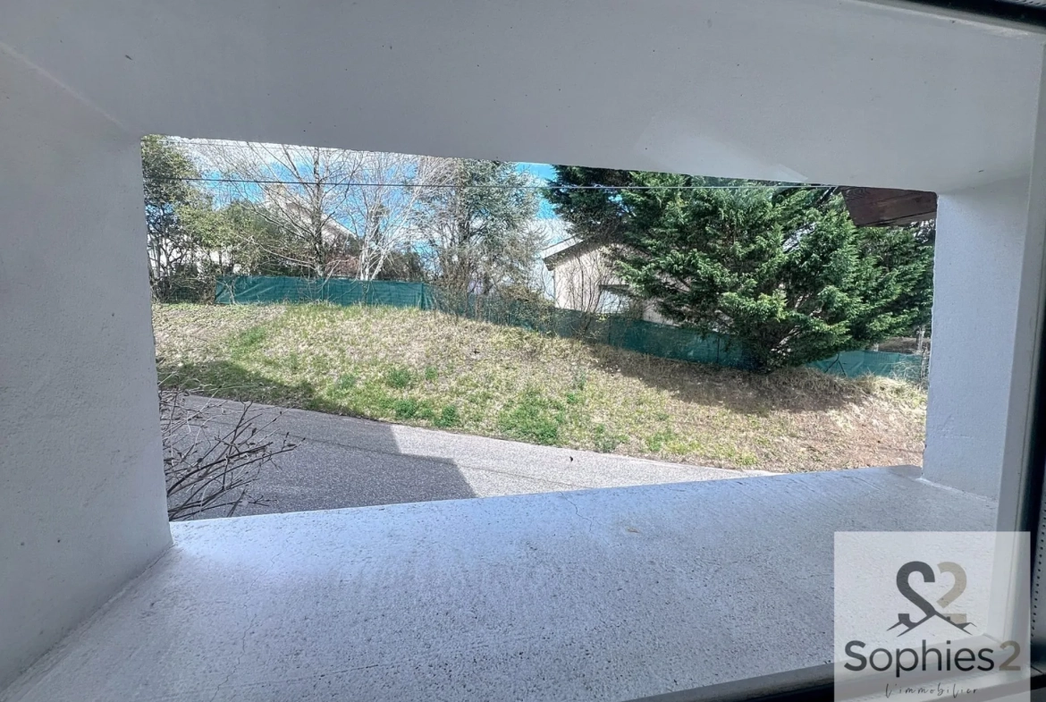 Maison de ville atypique à Seyssins avec terrasse et rénovations récentes 