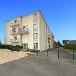 Duplex lumineux de 81 m² avec balcons, cave et stationnement sécurisé à Ifs