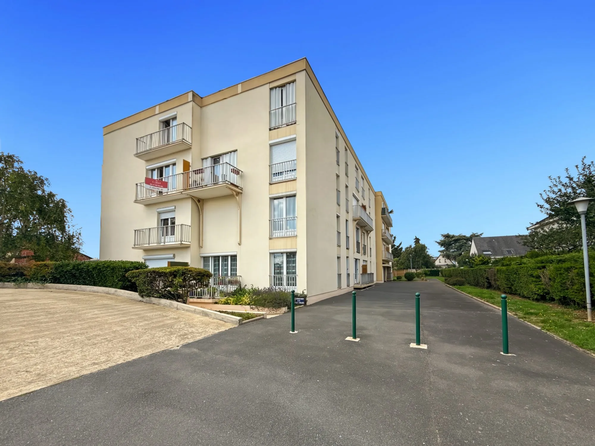 Duplex lumineux de 81 m² avec balcons, cave et stationnement sécurisé à Ifs 
