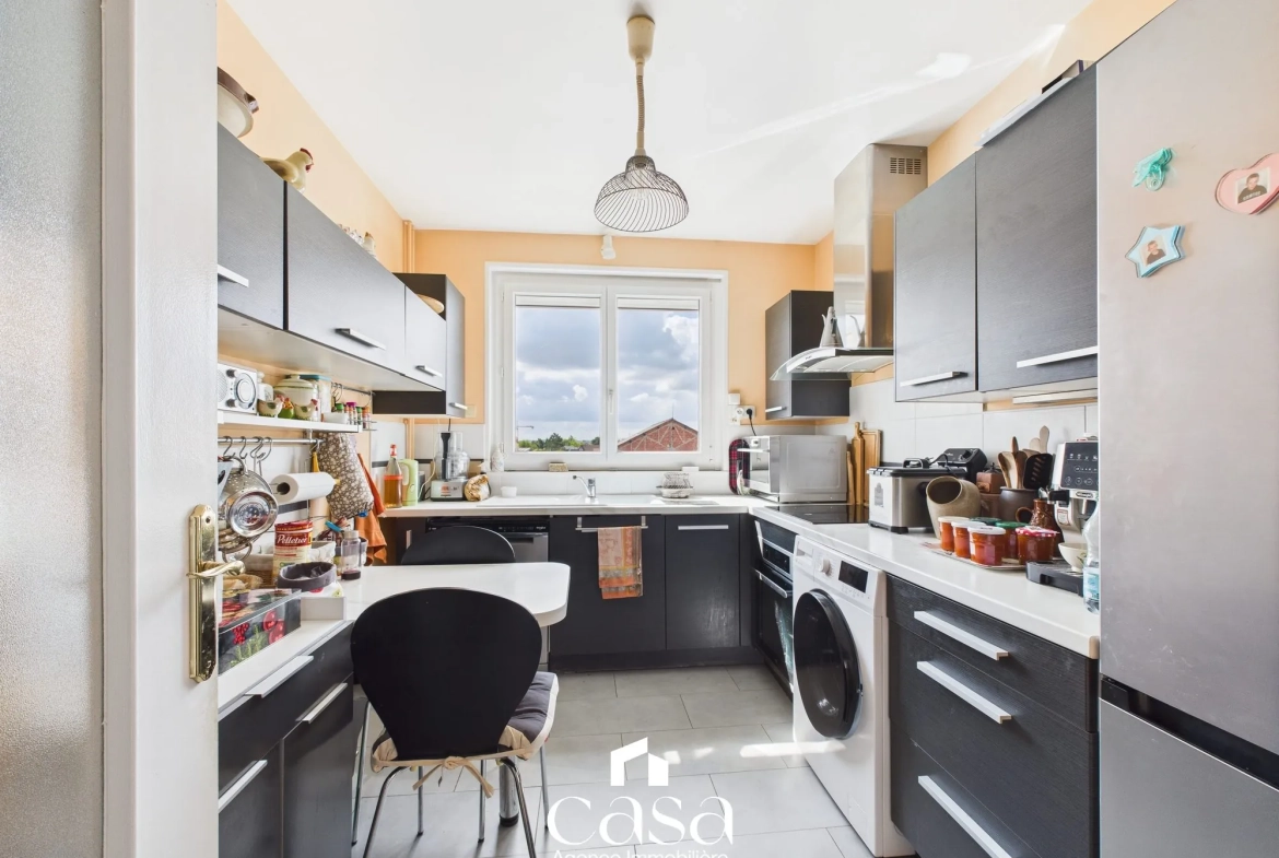 Duplex lumineux de 81 m² avec balcons, cave et stationnement sécurisé à Ifs 