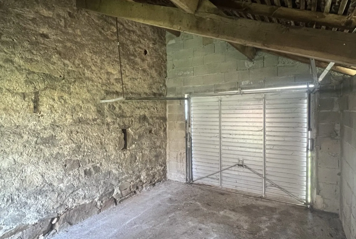Grange à Meuzac avec garage et terrain de 5851 m² à 30 minutes de Limoges 