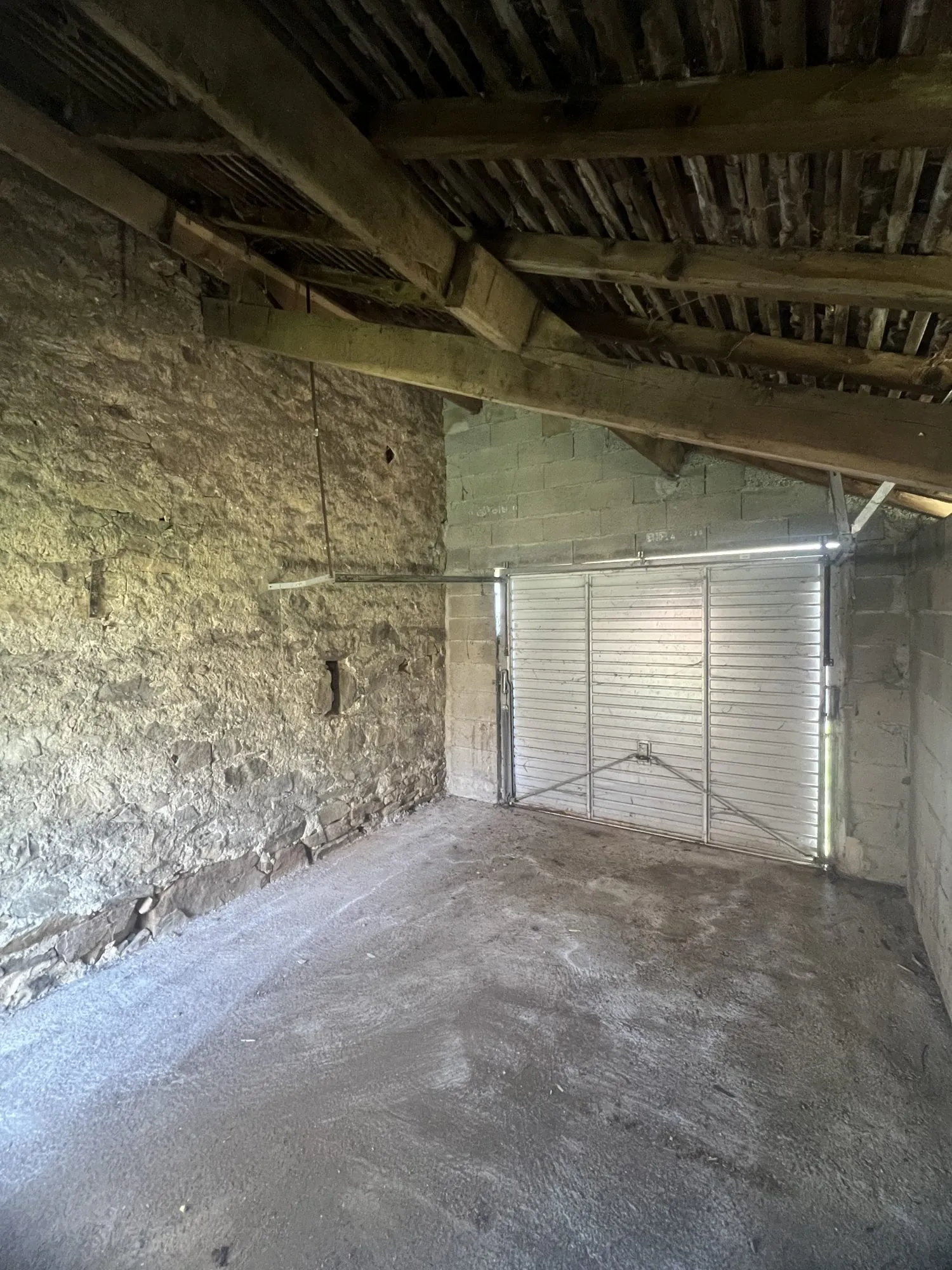 Grange à Meuzac avec garage et terrain de 5851 m² à 30 minutes de Limoges 