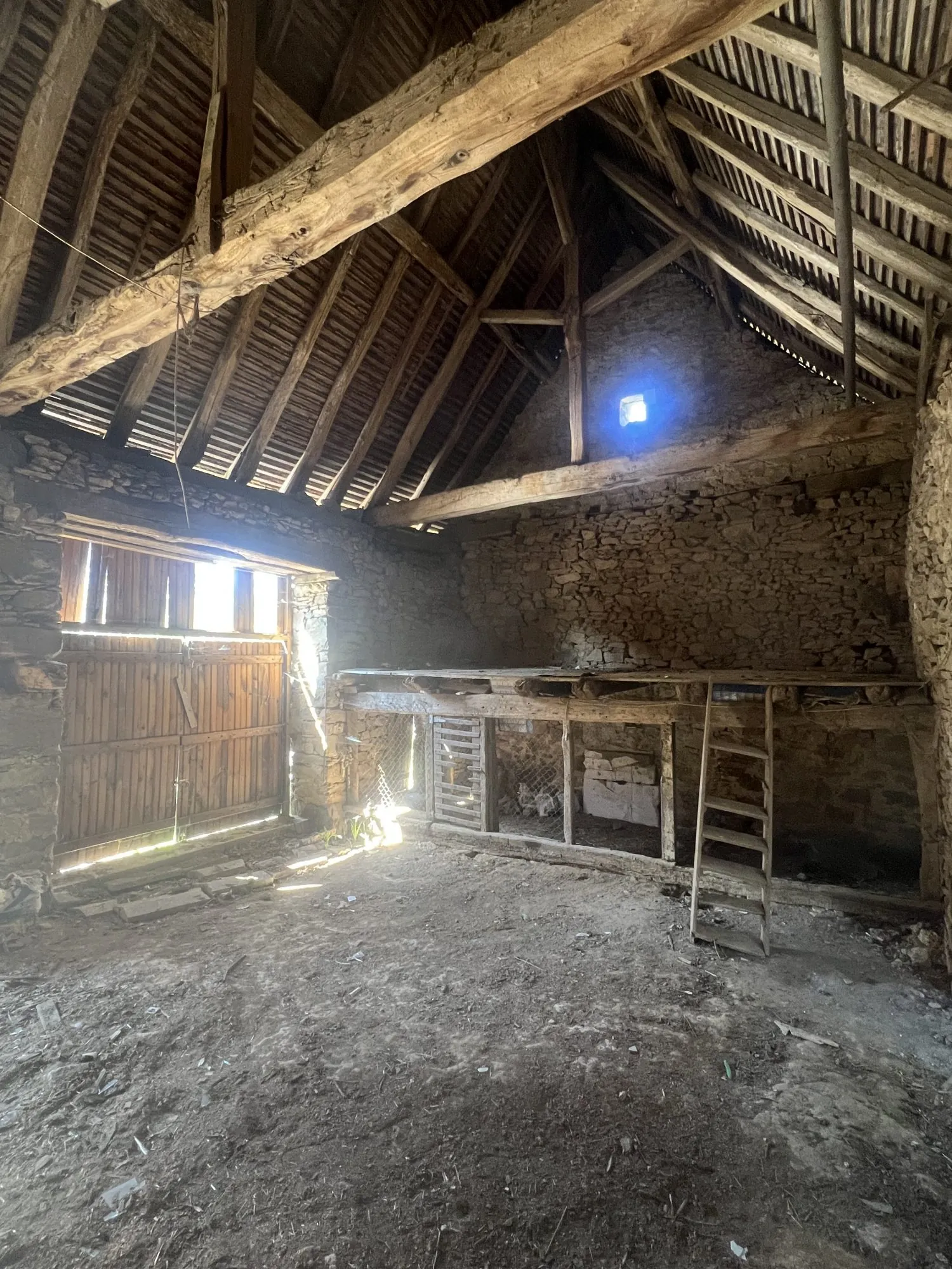 Grange à Meuzac avec garage et terrain de 5851 m² à 30 minutes de Limoges 
