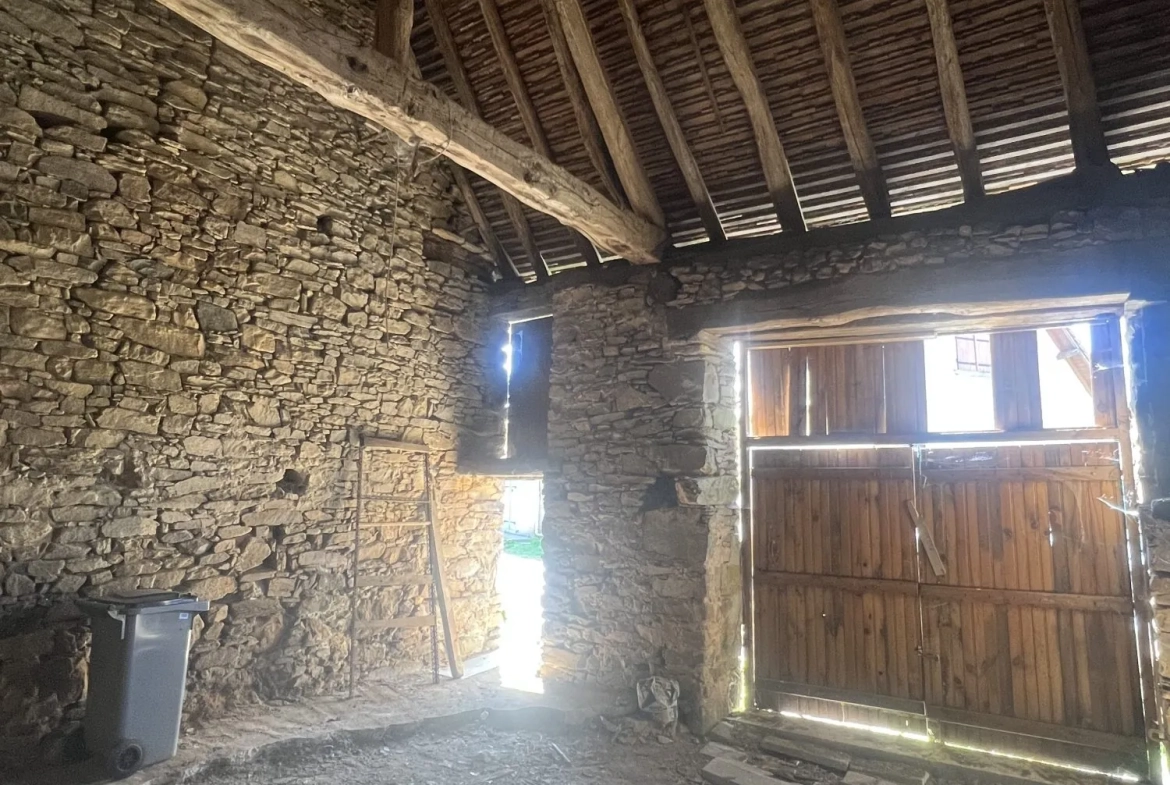 Grange à Meuzac avec garage et terrain de 5851 m² à 30 minutes de Limoges 