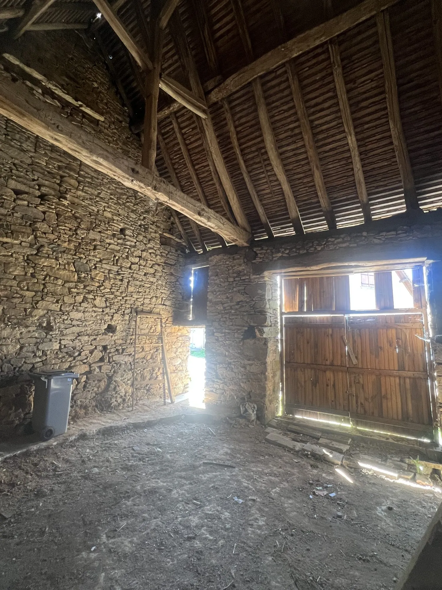 Grange à Meuzac avec garage et terrain de 5851 m² à 30 minutes de Limoges 