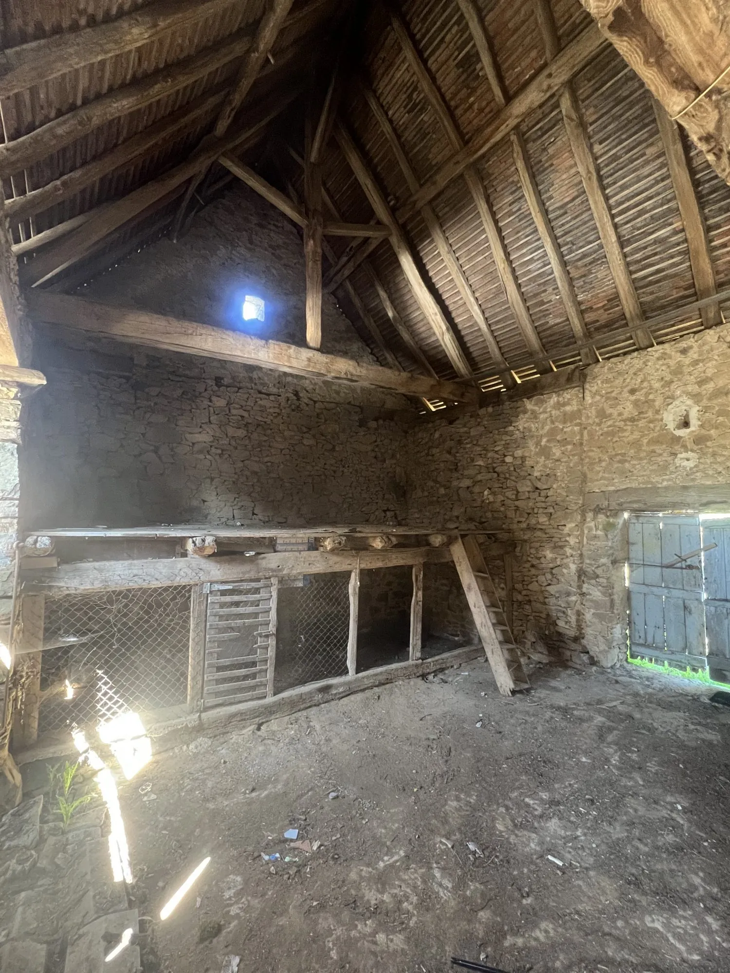Grange à Meuzac avec garage et terrain de 5851 m² à 30 minutes de Limoges 