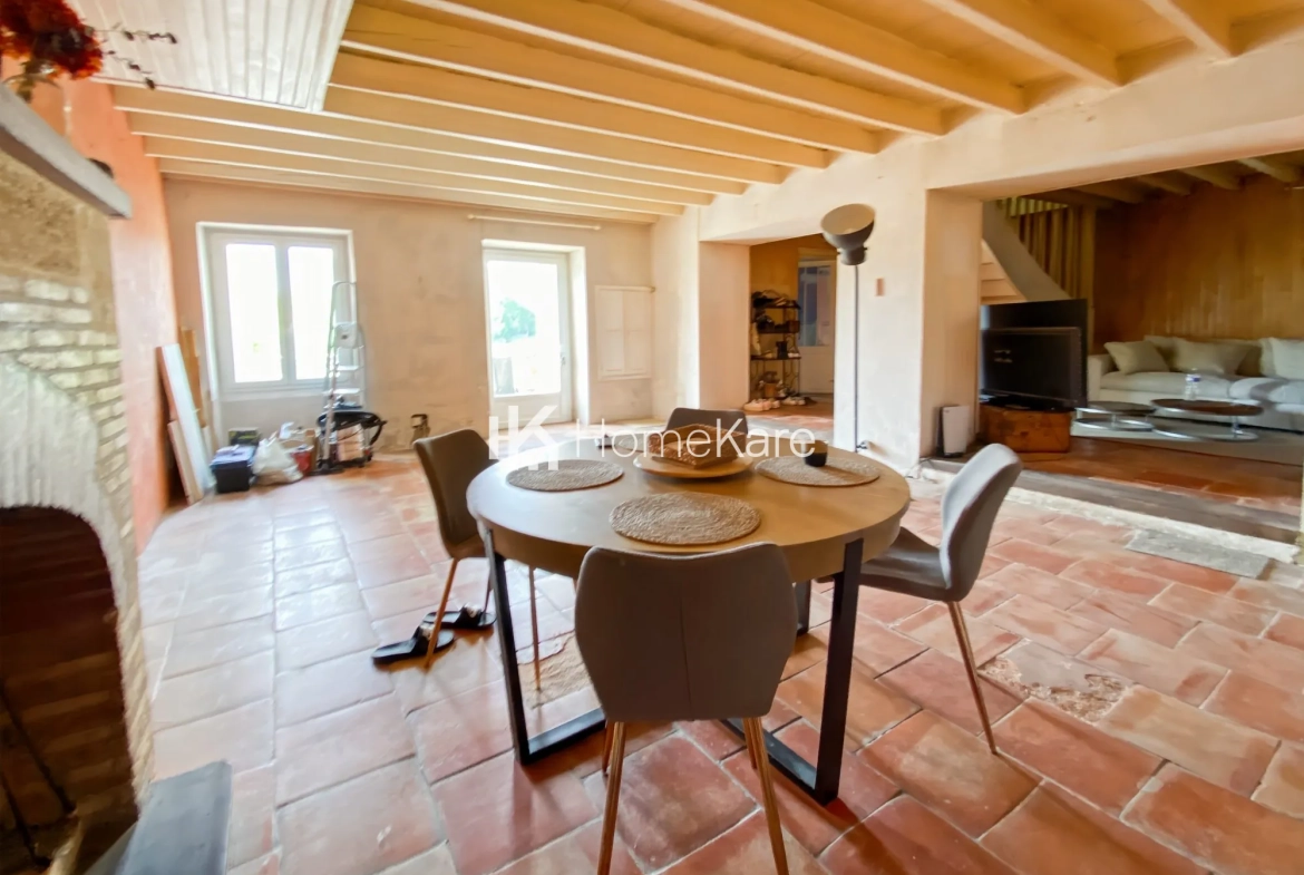 Charmante maison en pierre de 210 m² avec jardin et parking à Langoiran 