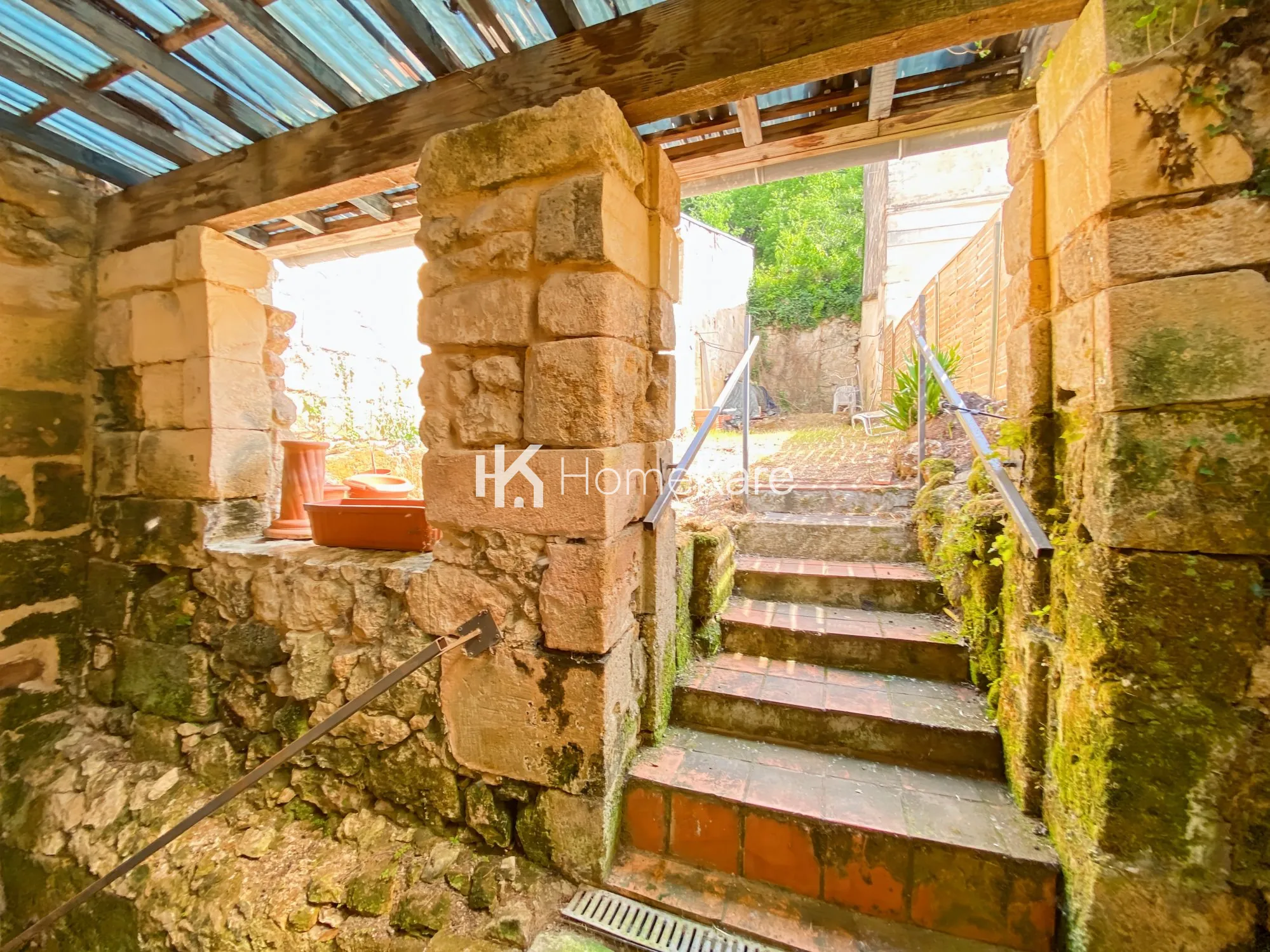 Charmante maison en pierre de 210 m² avec jardin et parking à Langoiran 
