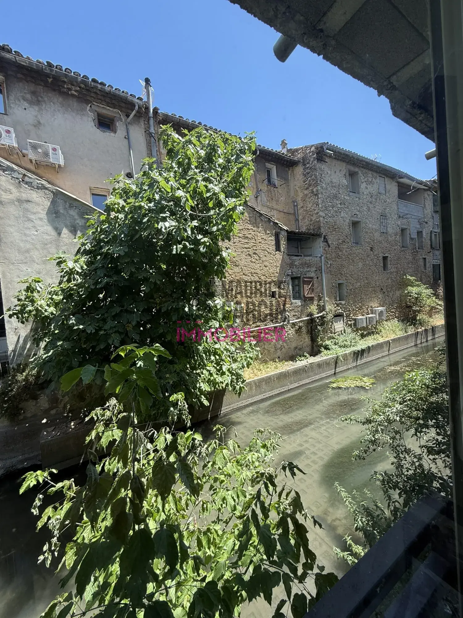 Appartement T2 à vendre loué à Orange avec cave et vue sur la Meyne 