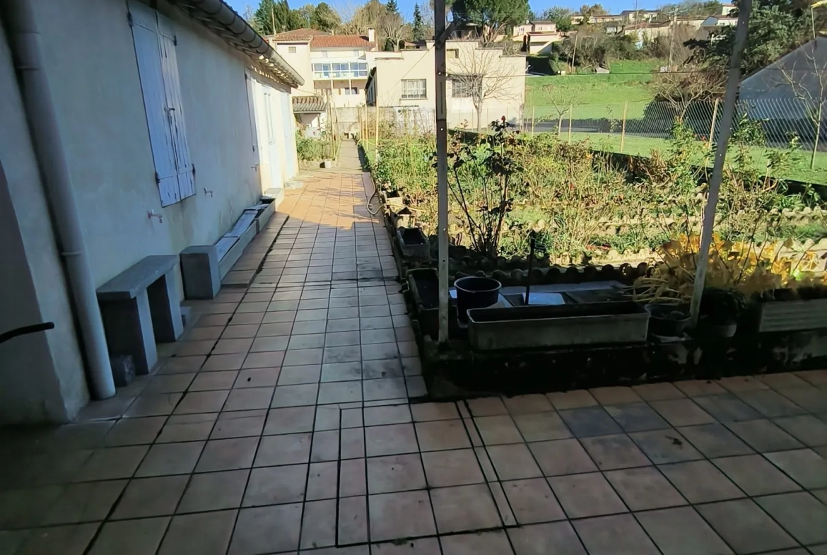Maison individuelle à Burlats avec jardin et grand potentiel de rénovation 