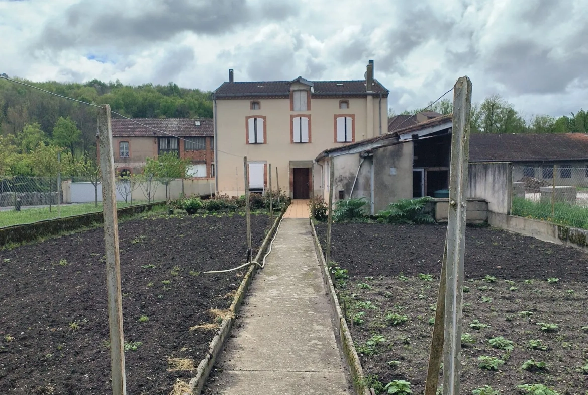 Maison individuelle à Burlats avec jardin et grand potentiel de rénovation 