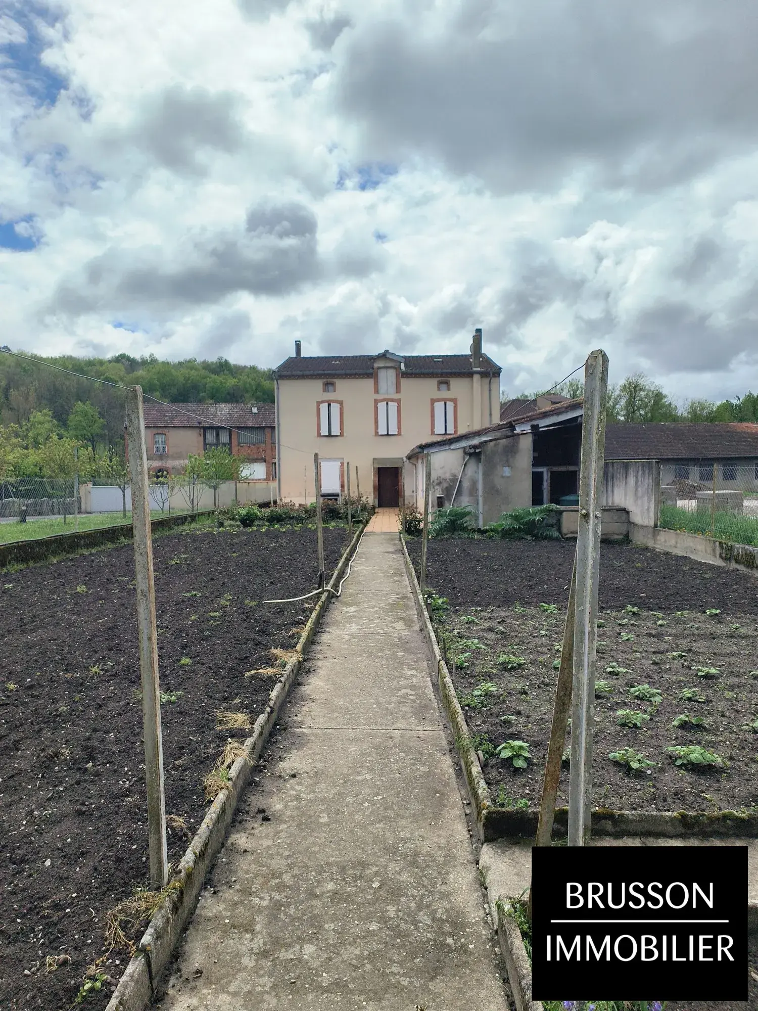 Maison individuelle à Burlats avec jardin et grand potentiel de rénovation 
