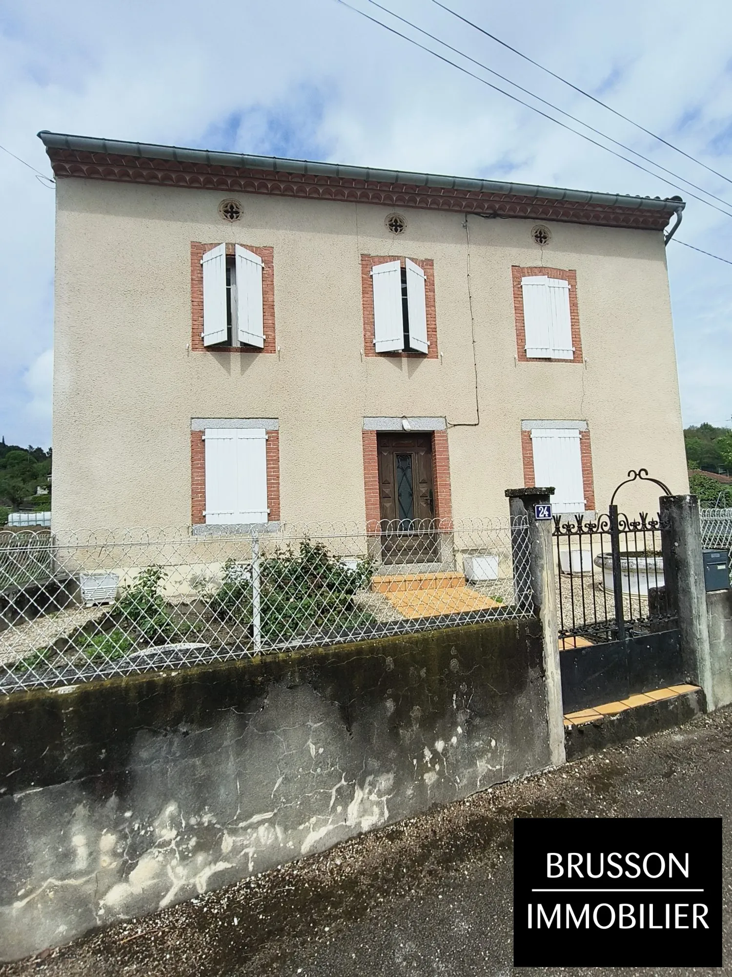 Maison individuelle à Burlats avec jardin et grand potentiel de rénovation 