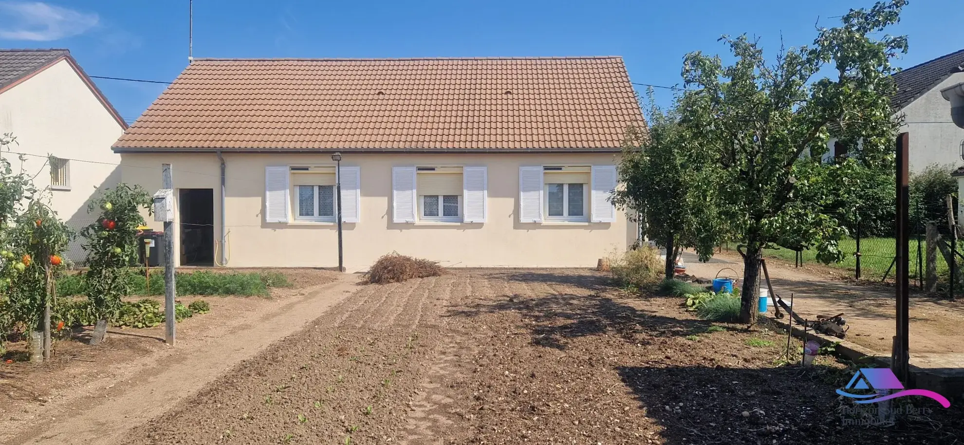 Arrière  Pavillon pratique avec garage et grand terrain à Châteaumeillant 